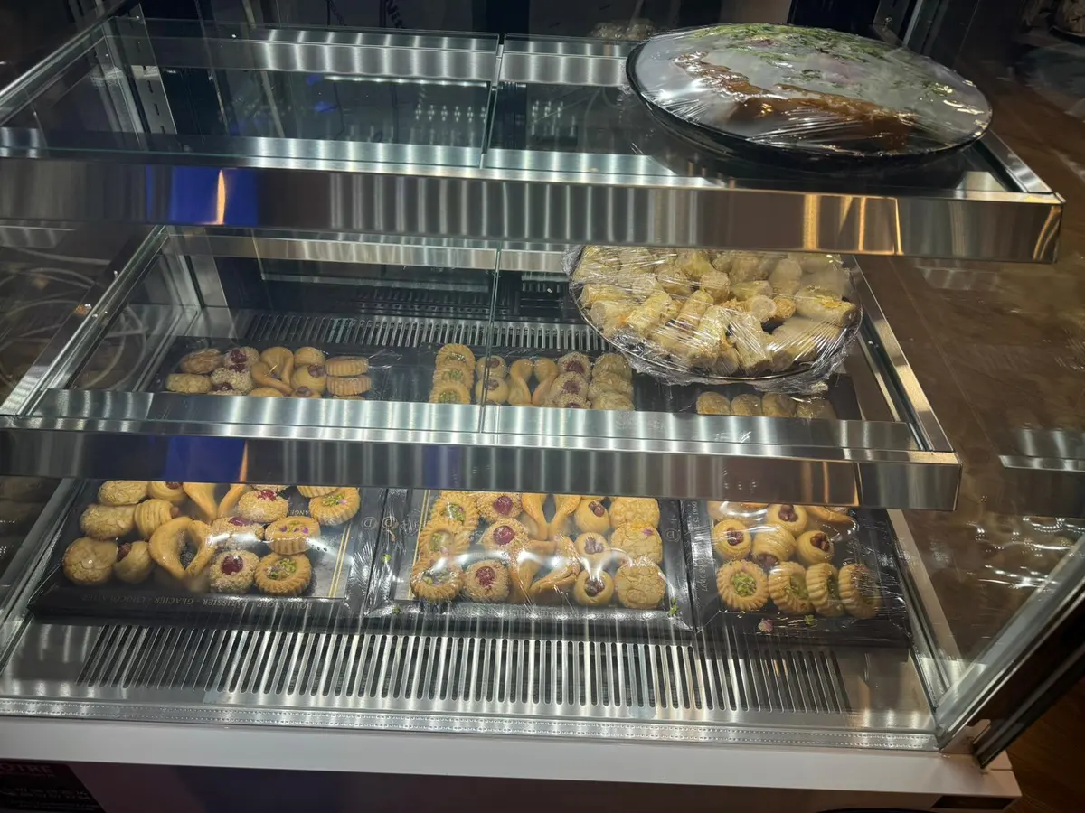 La vitrine de pâtisseries orientales du restaurant